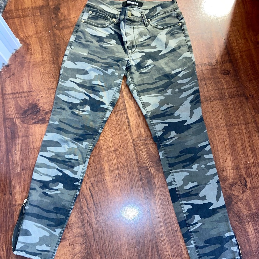Stretch camo ankle legging jeans with ankle zippers
